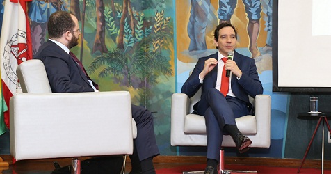 O secretário especial adjunto da Presidência da República, Marco Aurélio de Barcelos com o professor André Freire - à esq. (Foto: Karina Coutinho)